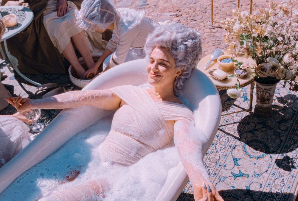 Traumrolle! Verena Altenberger als Marie Antoinette in „Mozart/Mozart“