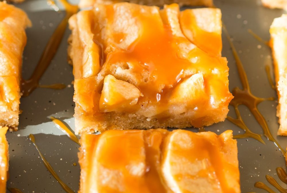 Weihnachtliche Apfel-Blondies mit Karamellüberzug