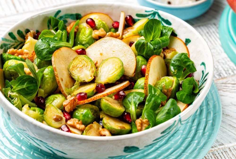 Feldsalat mit Rosenkohl, Birne und Granatapfel
