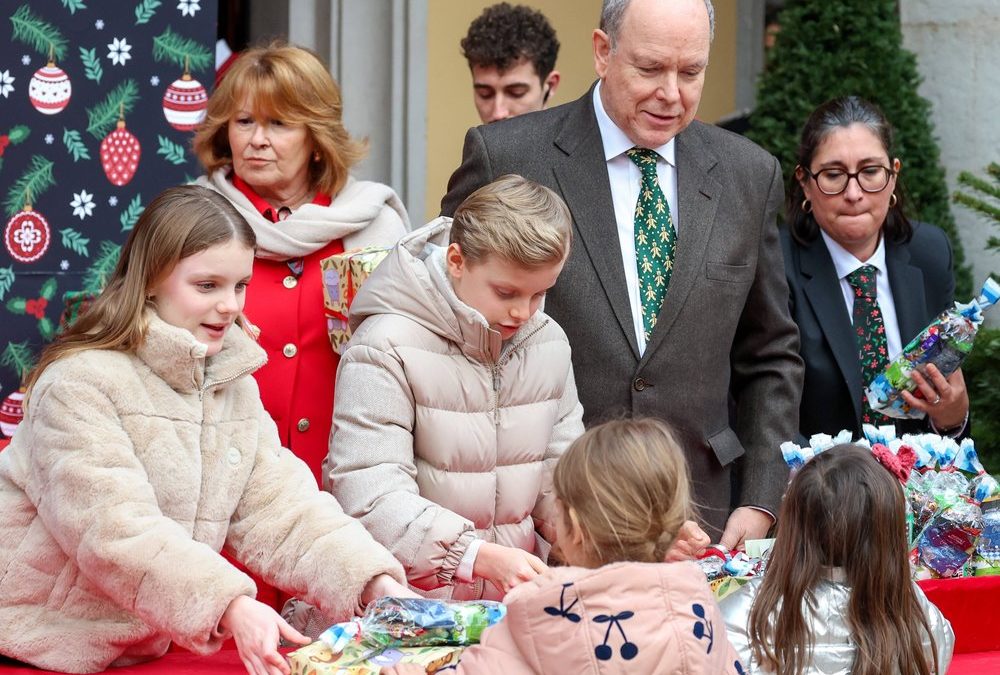 Prinzessin Gabriella und Prinz Jacques verteilen Weihnachtsgeschenke