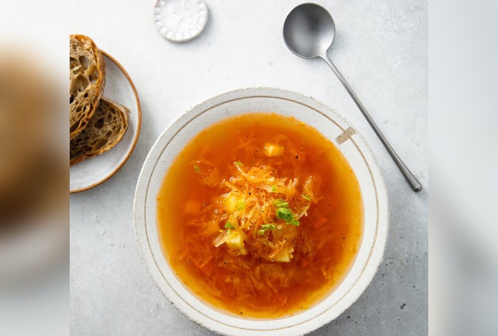 Rustikale Sauerkrautsuppe mit Tomaten-Paprika-Brühe