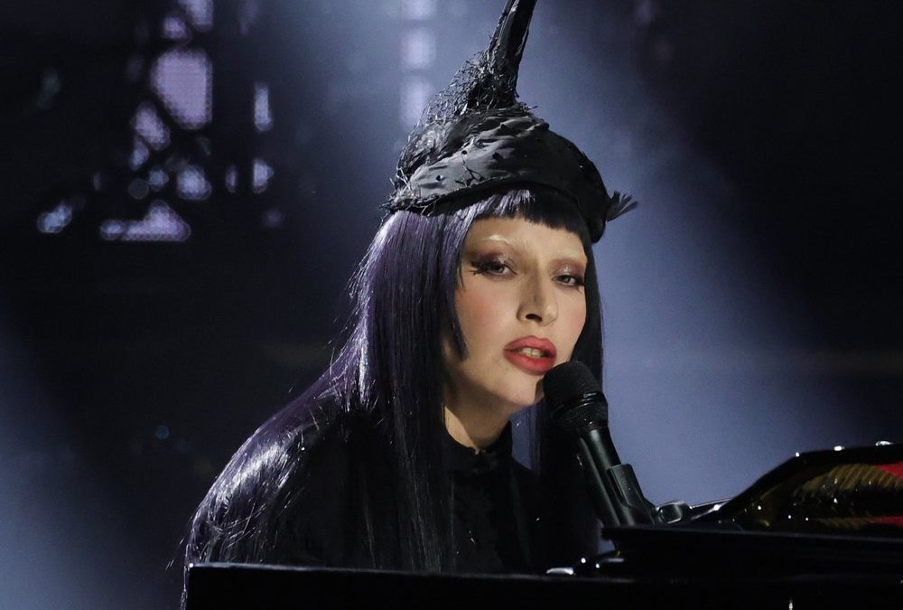 Unfall bei Lady-Gaga-Konzert: Tänzer stürzt von nasser Bühne