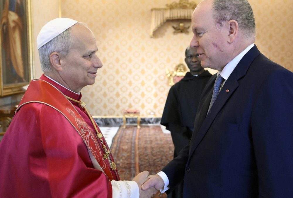 Nach Eingriff im Gesicht: Fürst Albert von Monaco zu Gast beim Papst