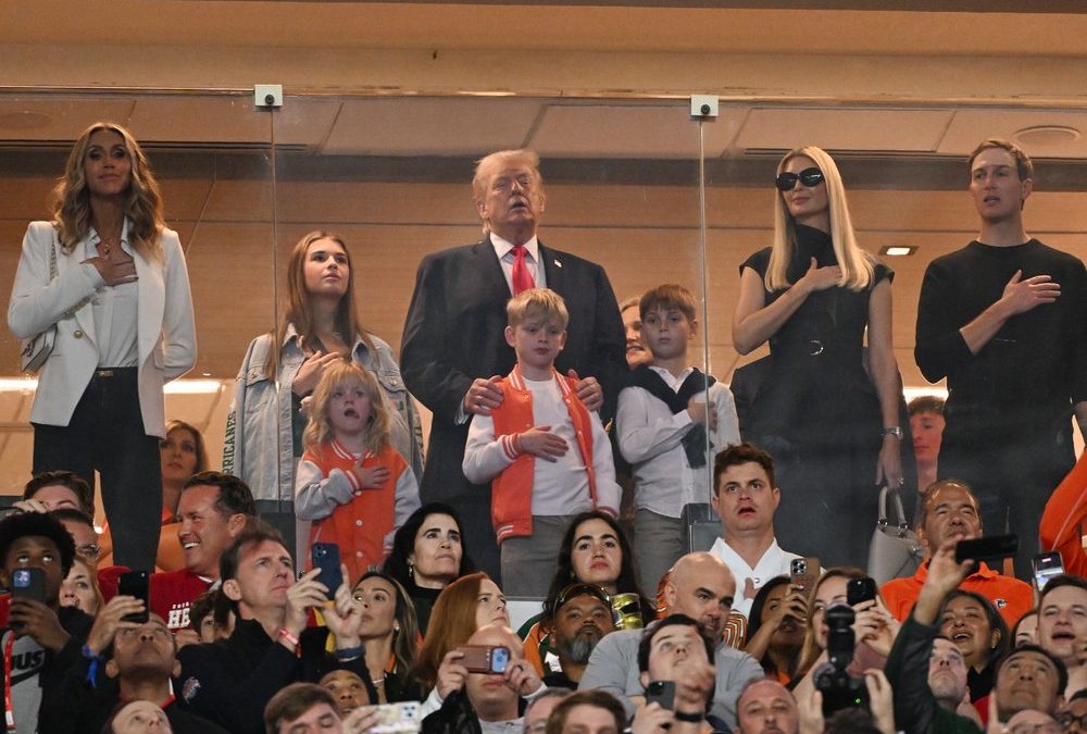 Vor Gipfel in Davos: Donald Trump entspannt mit Familie beim Football