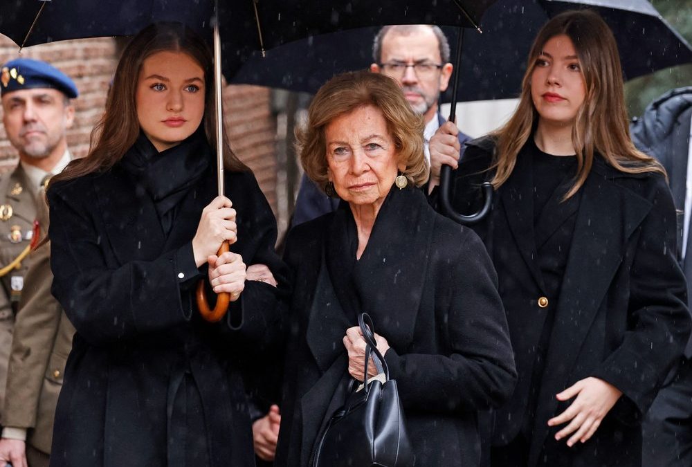 Abschied von ihrer Schwester: Enkelinnen unterstützen Altkönigin Sofía