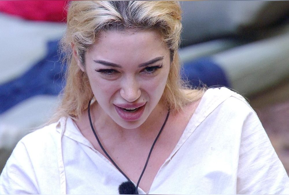 Ariels Begleiterin erklärt ihre Wutausbrüche im Dschungel