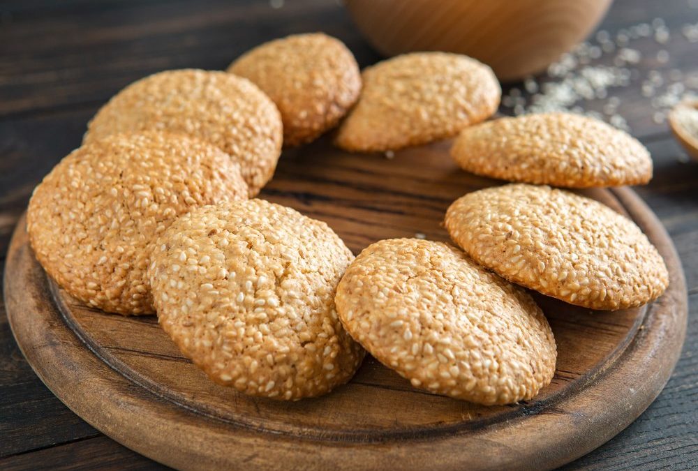 Goldbraune Sesamkekse mit Honig