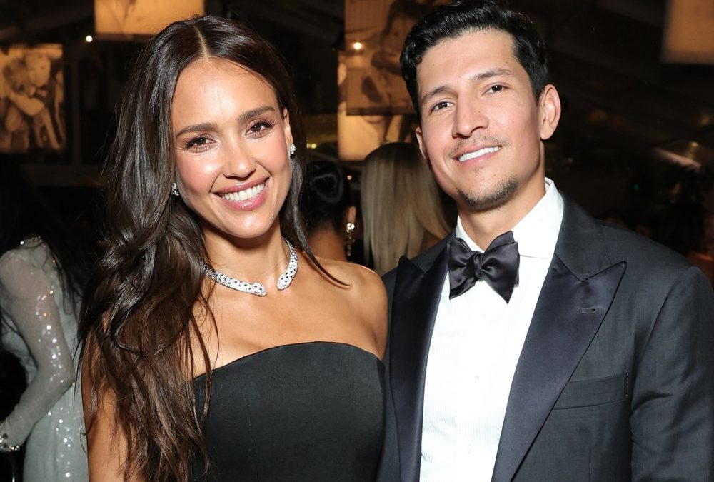 Küsschen von Danny Ramirez: Jessica Alba zeigt süßen Moment