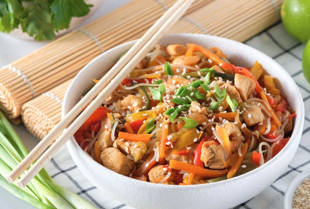 Glasnudel-Bowl mit Hühnchen und Gemüse