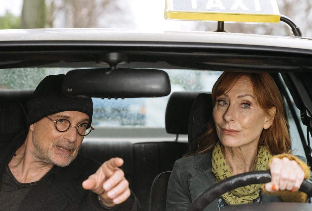 „Ein Taxi für zwei“: Wenn ein Griesgram heimlich Liebesromane schreibt