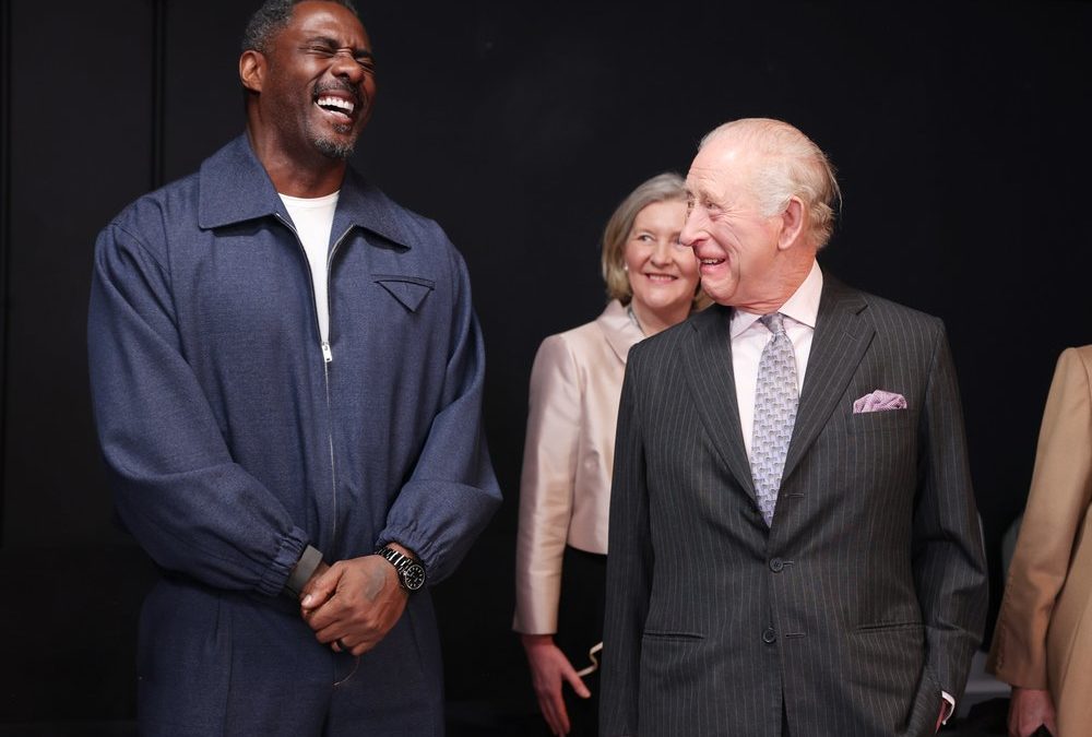 König Charles und Königin Camilla treffen Idris Elba in seiner Heimat