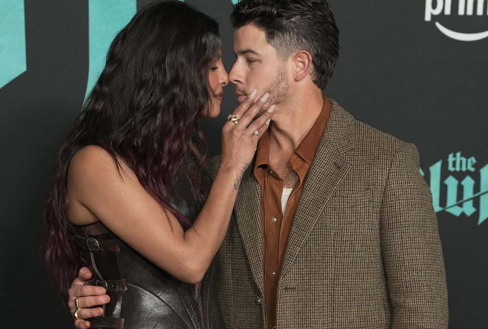 Nick Jonas und Ehefrau Priyanka turteln bei Premiere