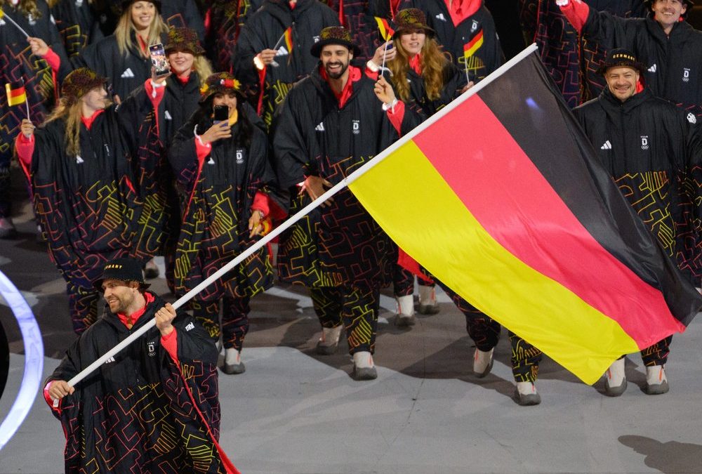 Deutscher Fahnenträger: Leon Draisaitl strahlt bei Olympia-Zeremonie