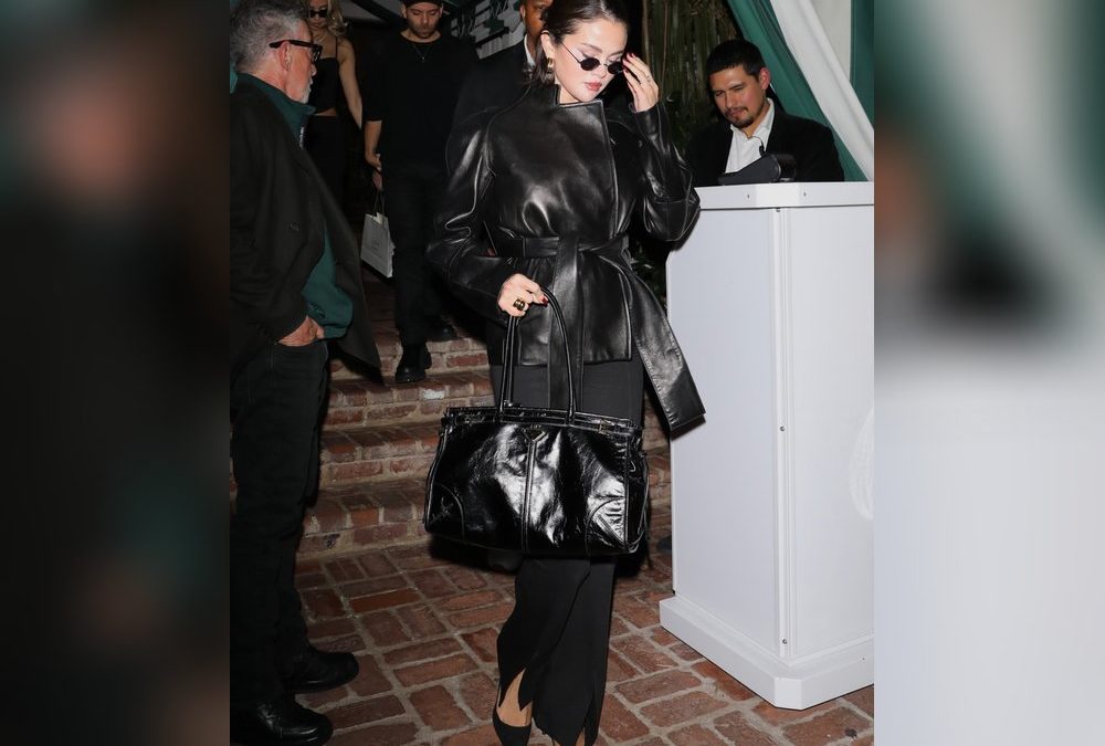 Selena Gomez glänzt im Komplett-Leder-Look