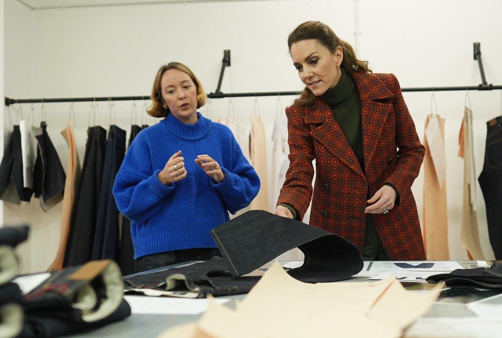 Strahlend in Rot: Prinzessin Kate besucht walisische Webereien