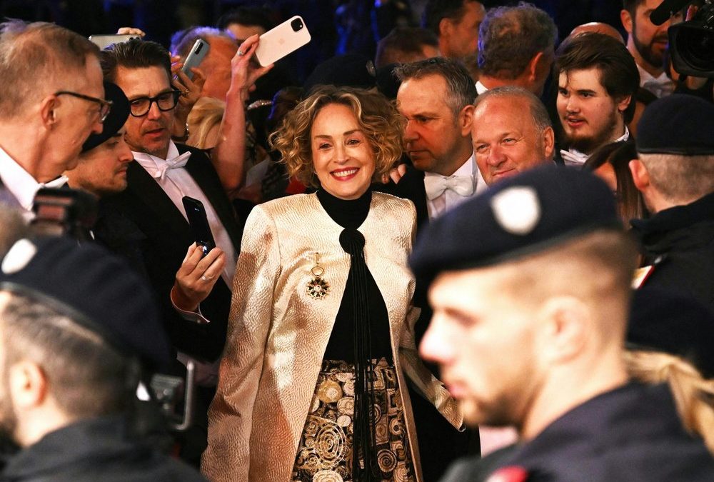 Panik-Attacke? Sharon Stone verlässt Wiener Opernball fluchtartig