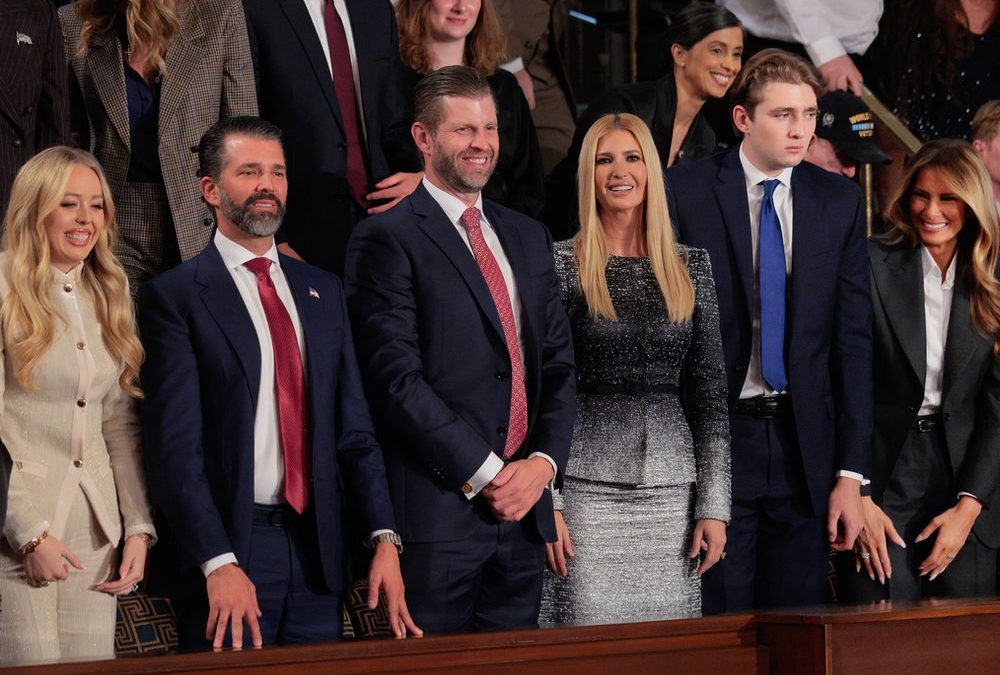 Neben seinen vier Geschwistern: Überraschungsauftritt von Barron Trump