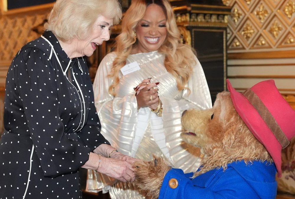 Hoher Besuch im Palast: Königin Camilla begrüßt Paddington Bär