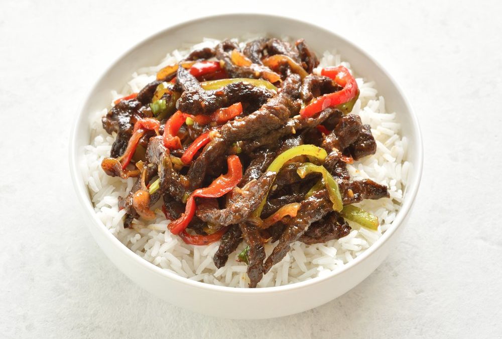 Crispy Chili Beef auf Basmatireis