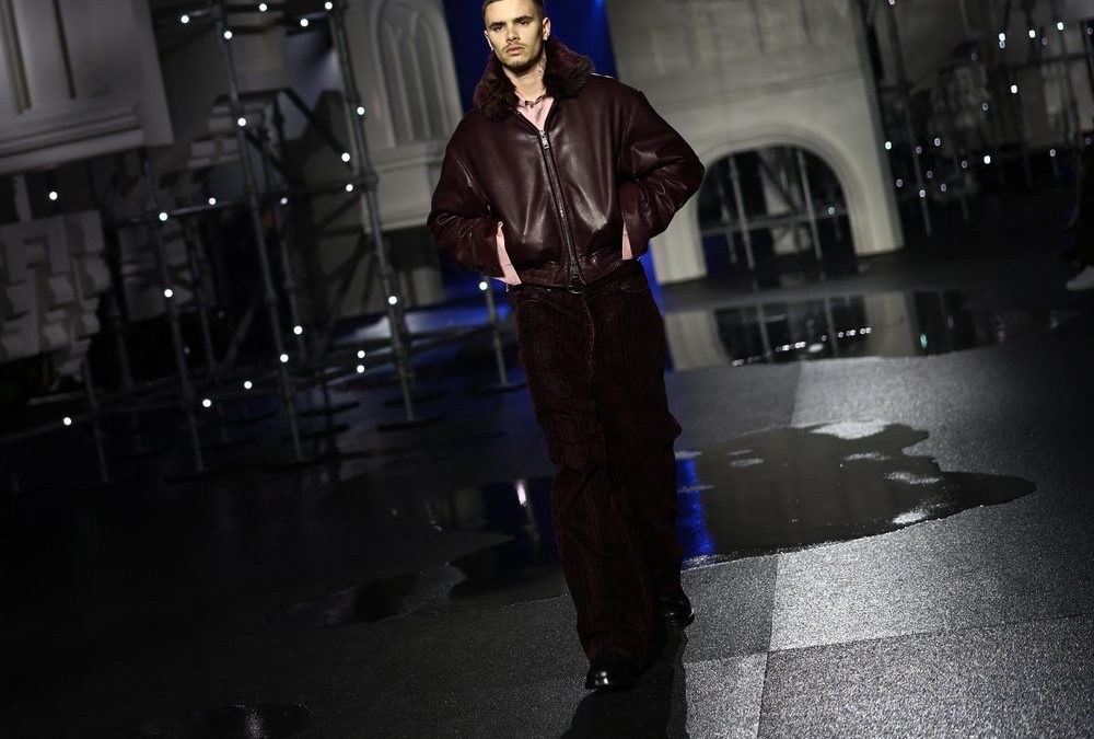 Romeo Beckham läuft vor Partnerin und Ex-Freundin über den Laufsteg