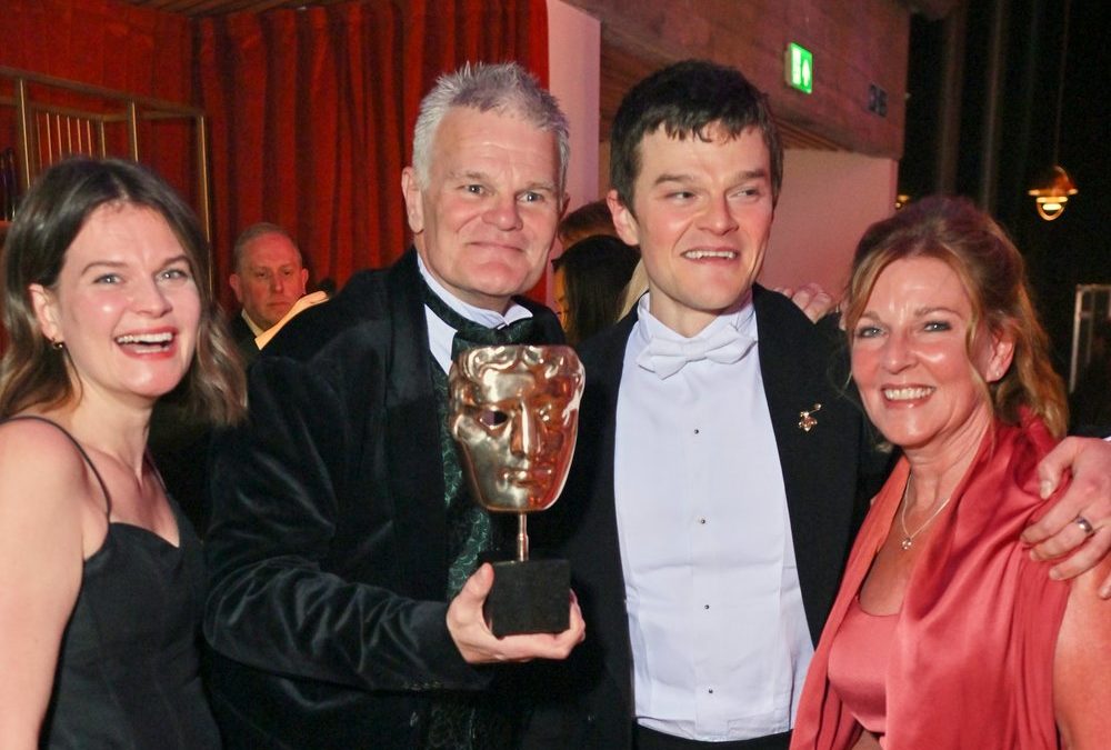 BAFTA-Überraschung Robert Aramayo feiert seinen Sieg mit der Familie