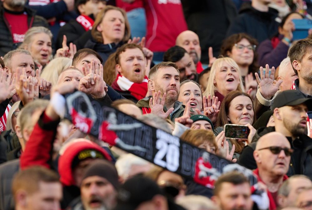 Liverpool-Fans gebärden „You’ll Never Walk Alone“