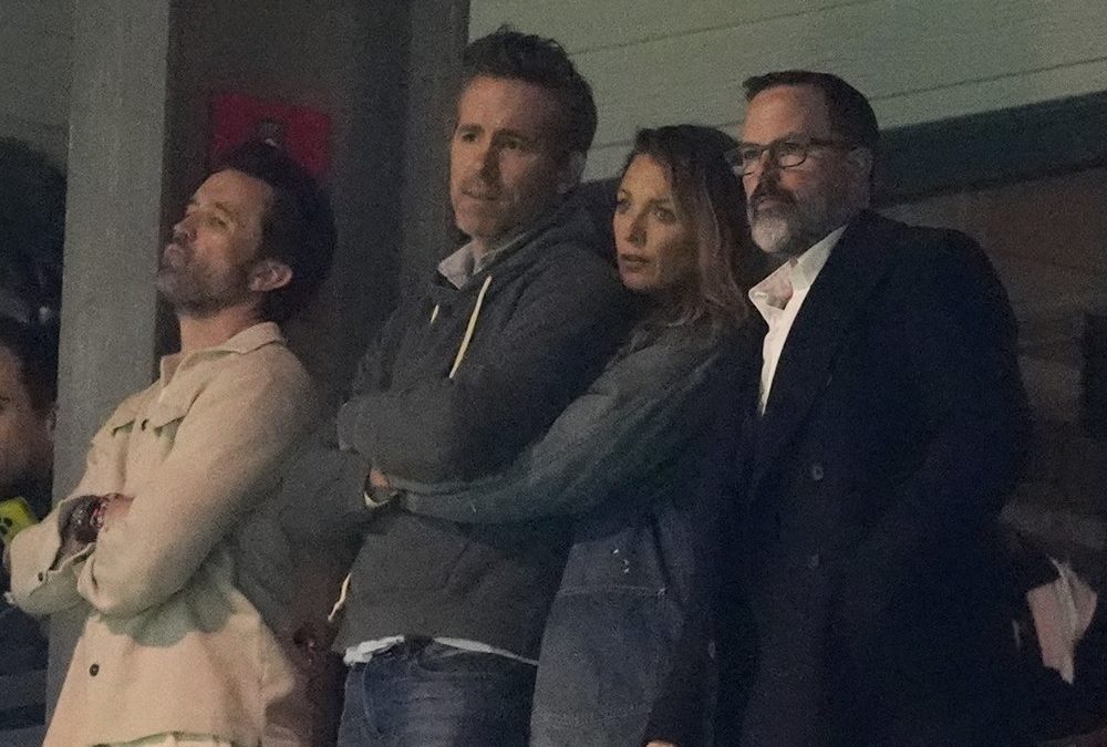 Blake Lively und Ryan Reynolds kuscheln im Fußballstadion