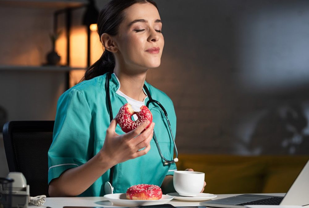 Nachtarbeit? Diese Ernährung schützt die Herzgesundheit