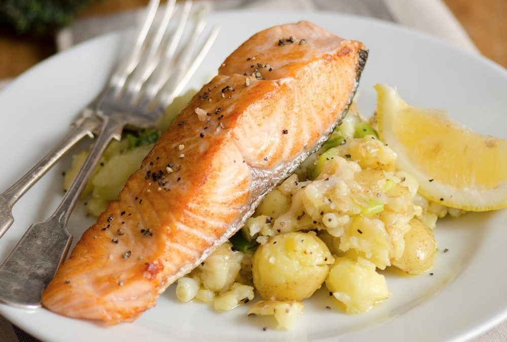 Zu Karfreitag: Lachsfilet mit Lauch und Parmesankartoffeln