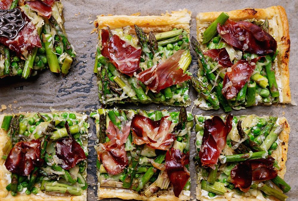 Mit Blätterteig gemacht: Spargel-Prosciutto-Tarte vom Blech