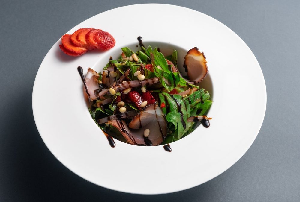 Rucola-Salat mit Erdbeeren und Schinken