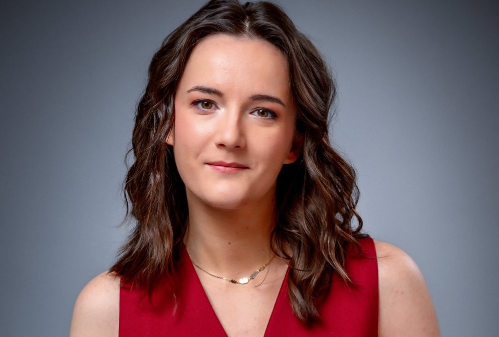 ESC 2026: Emily Busvine empfängt Acts im Green Room