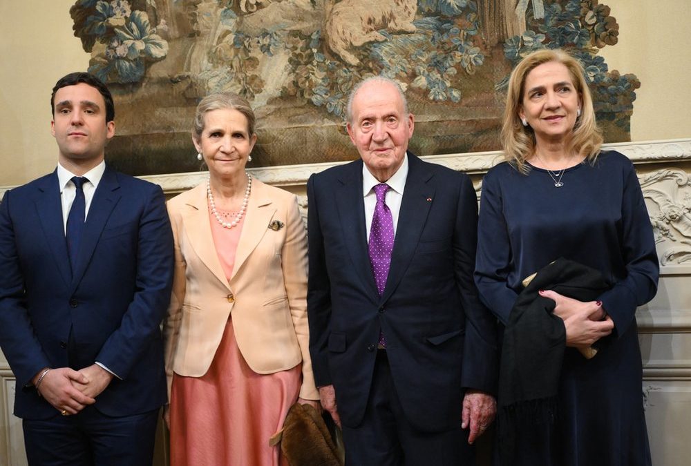 Töchter an seiner Seite: Altkönig Juan Carlos wird in Paris geehrt