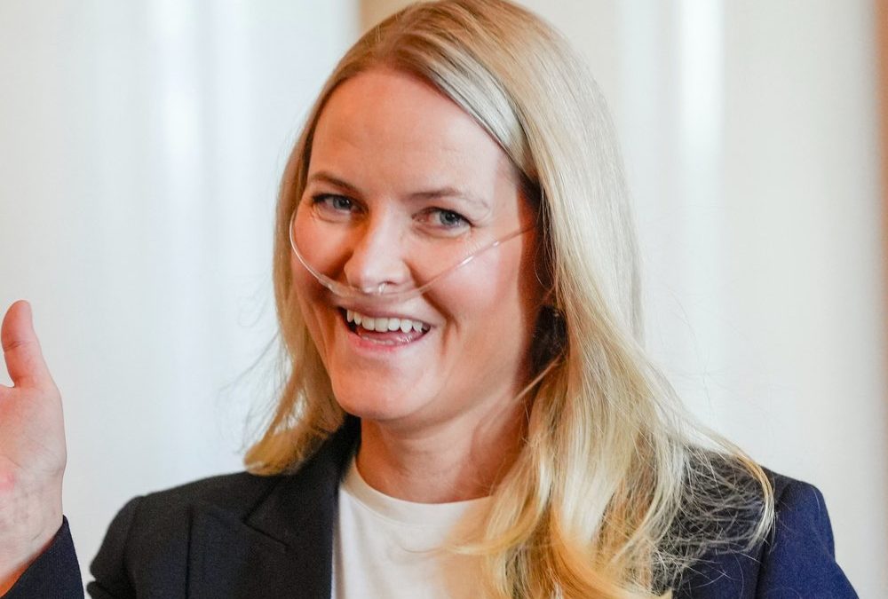 Mette-Marit mit Sauerstoffgerät bei Empfang für Paralympics-Athleten