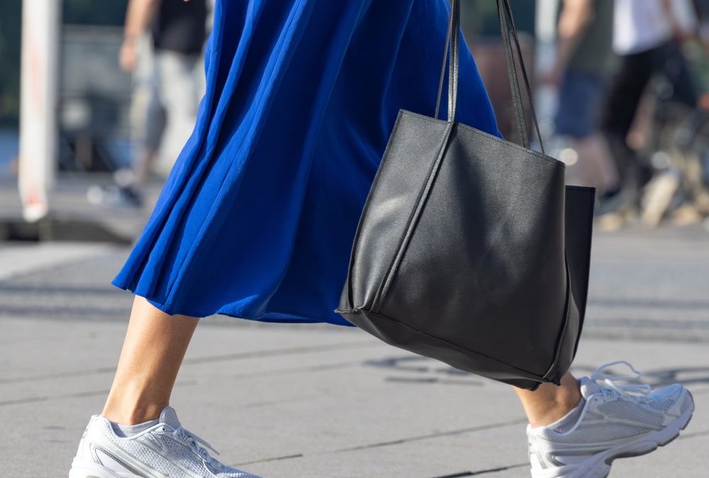 Kleid trifft Sneaker: Mit diesen Modellen gelingt der Frühlingslook