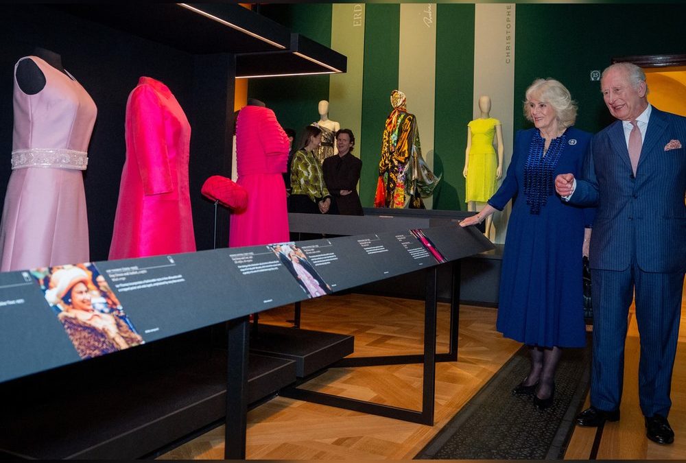 König Charles und Königin Camilla besuchen Queen-Modeausstellung