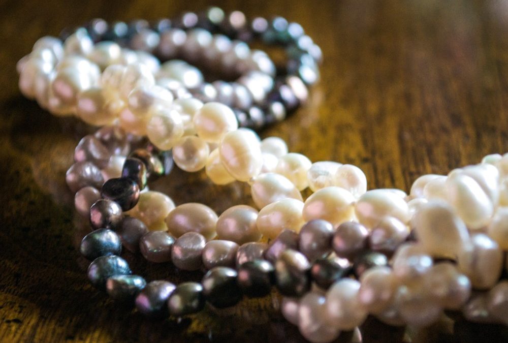 Perlen, Zehenringe und mehr: Die großen Schmucktrends im Frühling