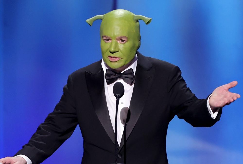 Mit Shrek-Maske: Mike Myers ehrt Kollege Eddie Murphy