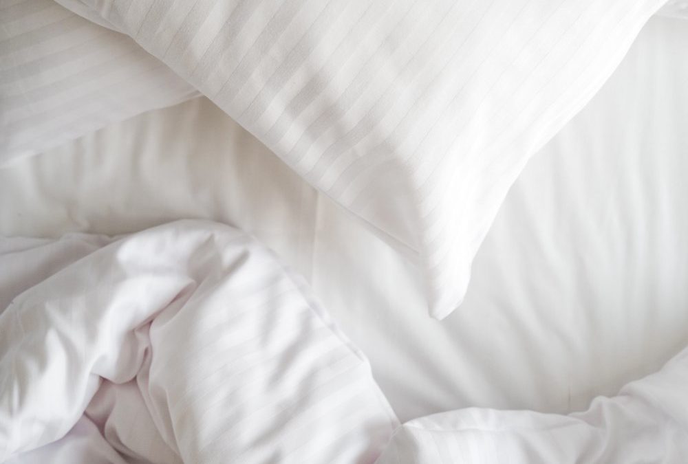Schweiß, Hautschuppen, Flecken: Wie oft man Matratzen reinigen sollte