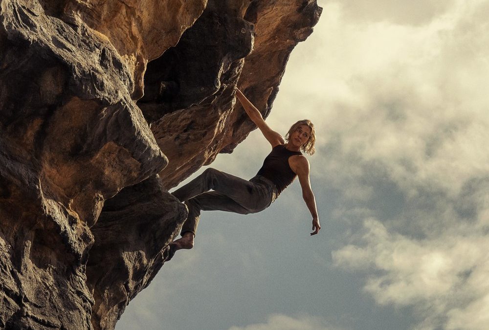 Werbung für „Apex“: Charlize Theron klettert über dem Times Square
