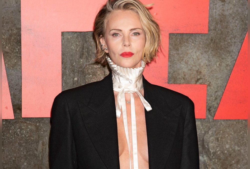 Nur mit Blazer: Charlize Theron wagt Oben-ohne-Look bei Filmpremiere