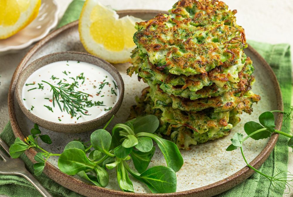 Knusprige Brokkoli-Zucchini-Puffer mit Joghurtdip