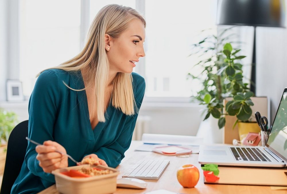 Das Gehirn isst mit: Warum wir lieber nicht nebenbei essen sollten