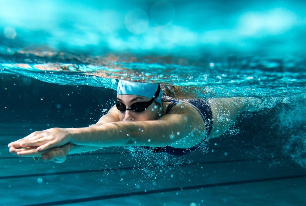 Mehr Power im Wasser: Die ideale Ernährung für Freizeitschwimmer