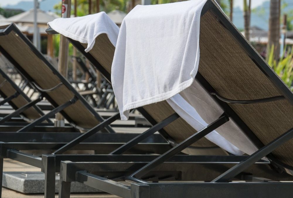 Gerichtsurteil: Urlauber bekommt Geld für blockierte Poolliegen zurück