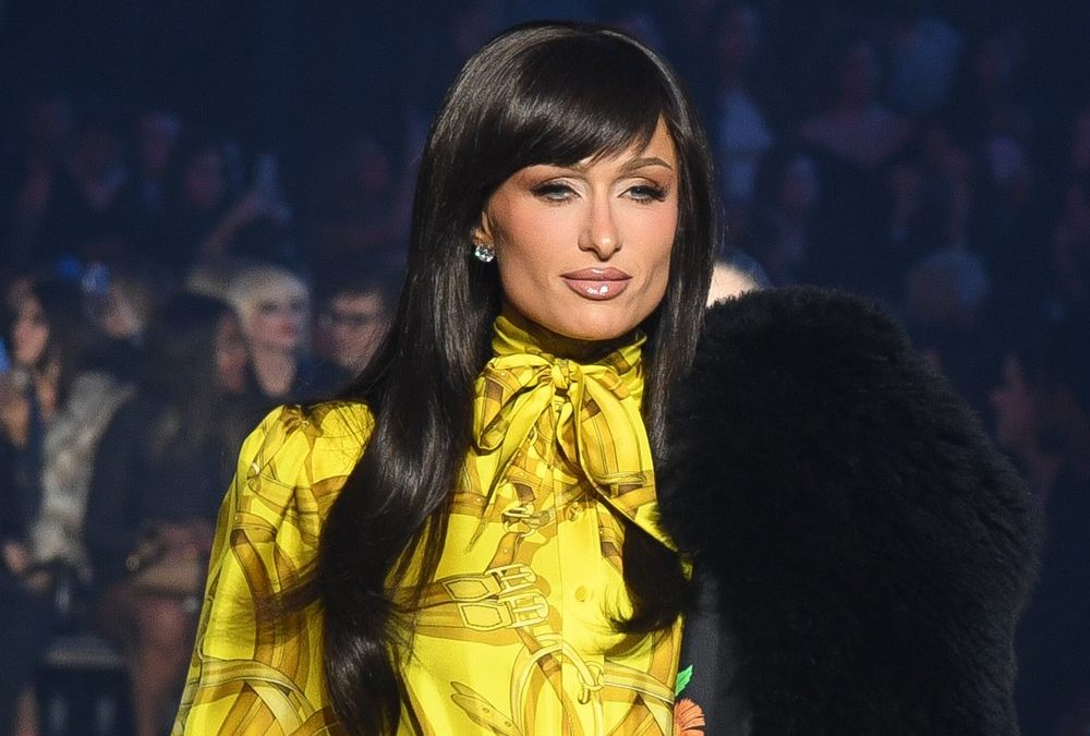 Paris Hilton überrascht mit dunklen Haaren