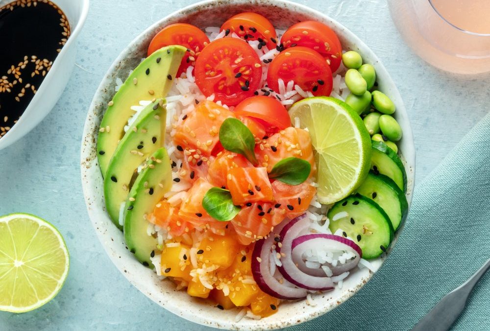 Poke Bowl mit Avocado, Lachs und Kirschtomaten
