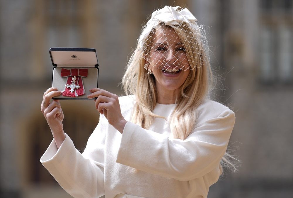 Prinz William verleiht Sängerin Ellie Goulding die MBE-Würde