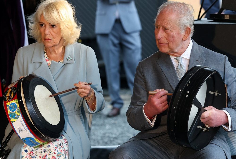 Nordirland-Besuch: Charles und Camilla trommeln in Belfast