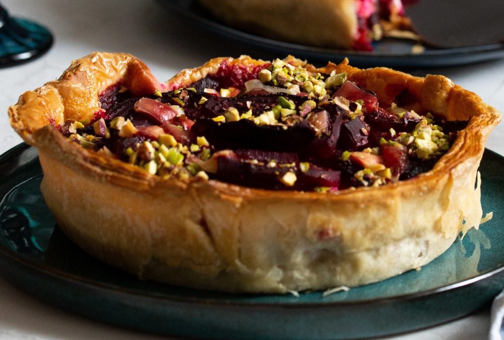 Rote-Bete-Quiche mit Feta und Pistazien